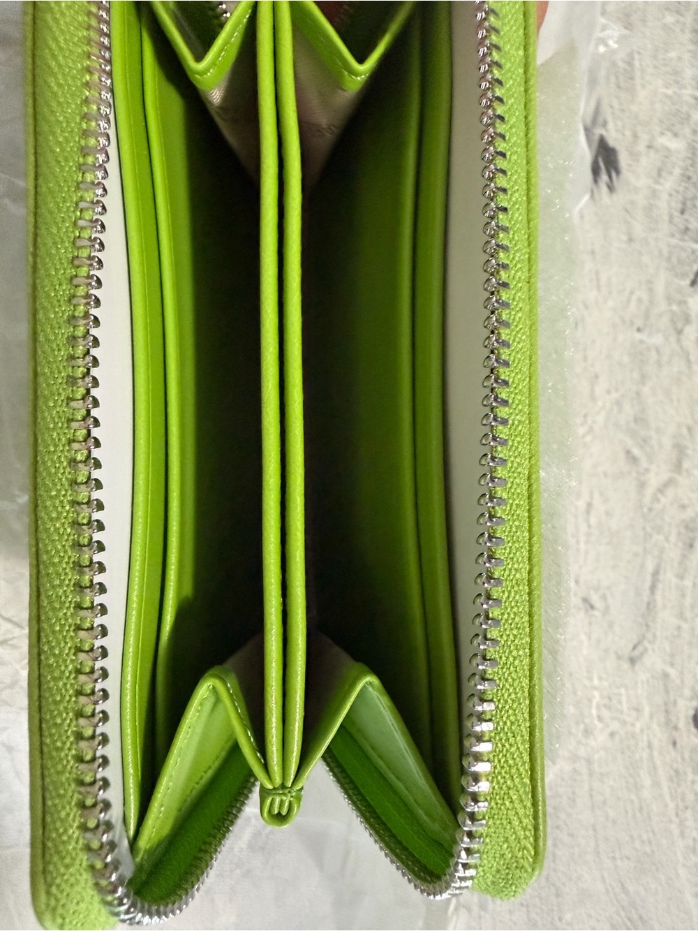 Michael Kors Lime Green Quilted Zip Card Case - Picture 3 of 5